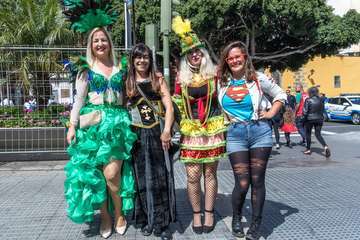 El Carnaval 'okupa' las calles del casco antiguo de la capital (Foto José Francisco Fernández Belda)